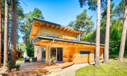 LeonWood-Blockhaus-Kalevala_03_Terrassenansicht_rgb