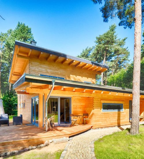 LeonWood-Blockhaus-Kalevala_03_Terrassenansicht_rgb