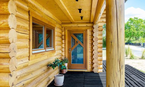 LeonWood-Blockhaus_Alaska_2407L_03_Hauseingang_RGB