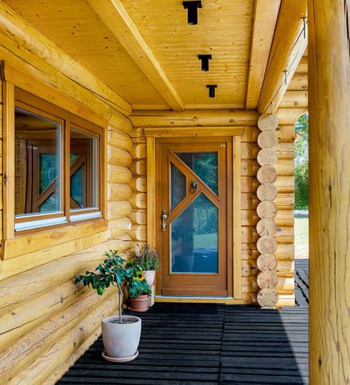 LeonWood-Blockhaus_Alaska_2407L_03_Hauseingang_RGB