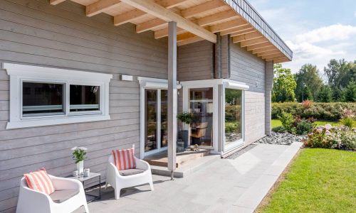 LeonWood-Blockhaus_Flatwood_Green_130_2212SK_04_gemuetlicher_Terrassenbereich_RGB
