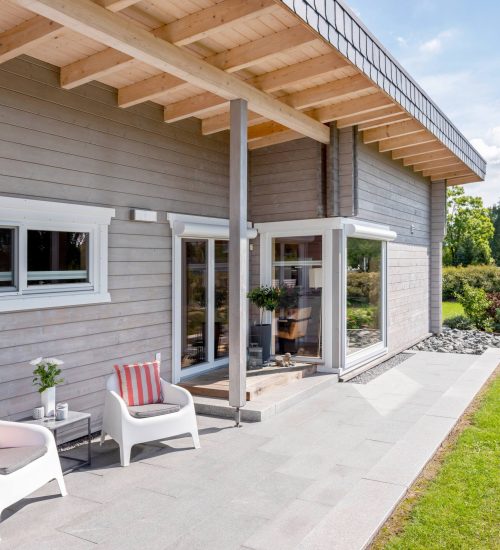 LeonWood-Blockhaus_Flatwood_Green_130_2212SK_04_gemuetlicher_Terrassenbereich_RGB