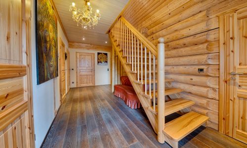 LeonWood_Blockhaus_Elch_2003K_10_Flur_mit_Treppe
