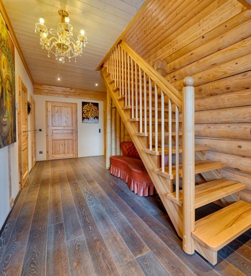 LeonWood_Blockhaus_Elch_2003K_10_Flur_mit_Treppe